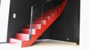 Un escalier rouge moderne en enduit décoratif 