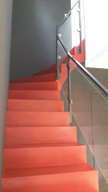 Bel escalier rouge décoration moderne 